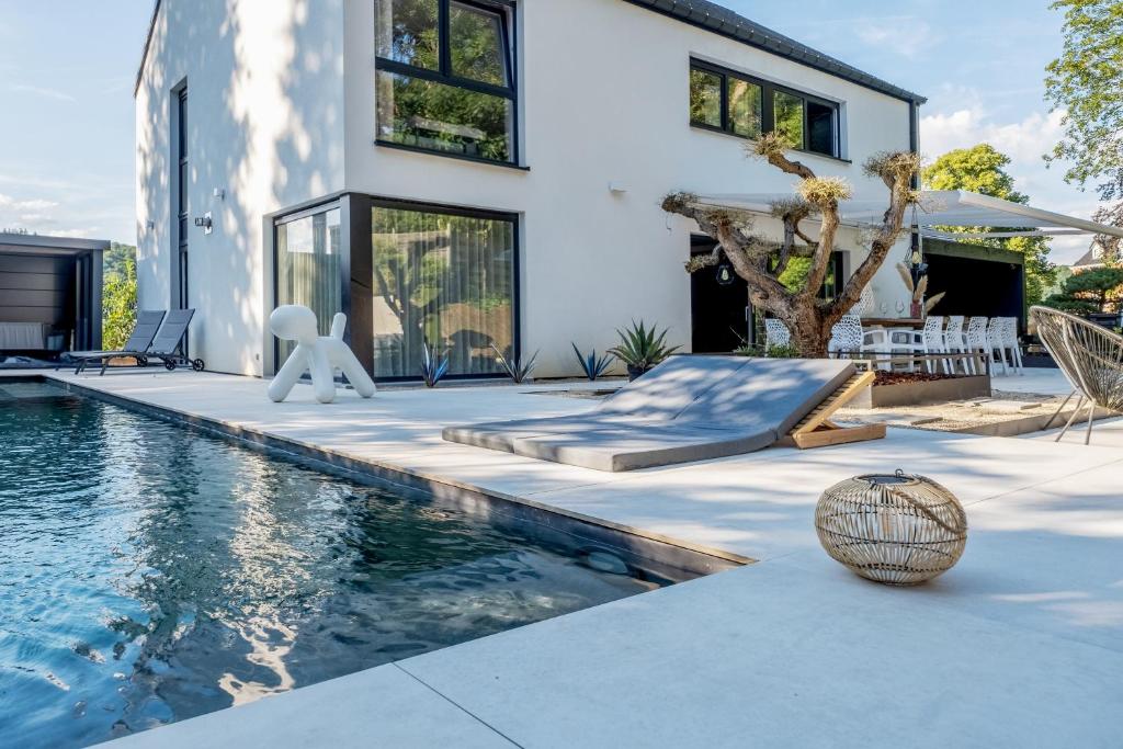 Grand Spa-Francorchamps Villa - Chalourous "home sweat home" for Families, Friends & Pilots - Splendid 4-Bedroom with Home Cinema theater & pool photo 1