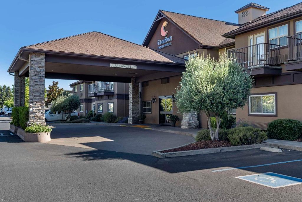 Comfort Inn & Suites Ukiah Mendocino County image