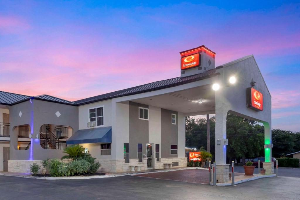 Econo Lodge Inn & Suites Near Lackland AFB image