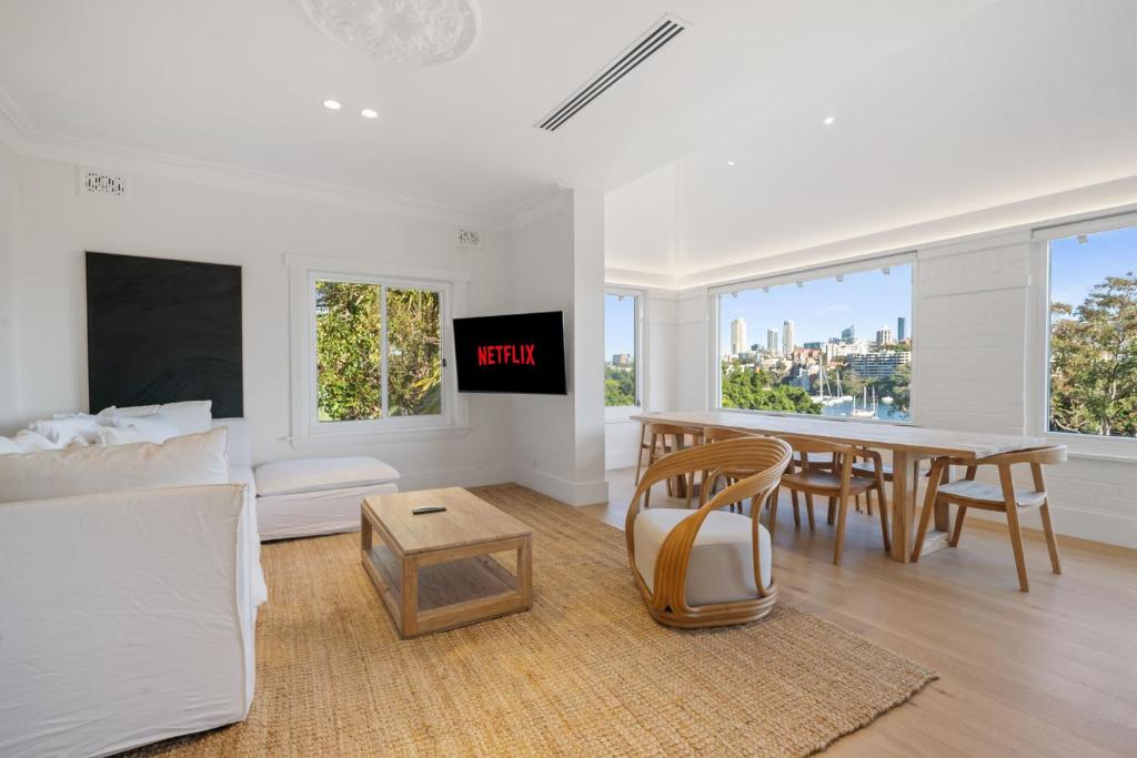 3BR Entire Lvl Penthouse with Views Darling Point