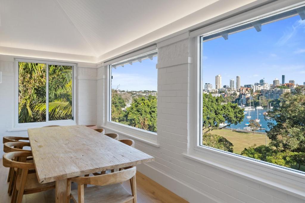 3BR Entire Lvl Penthouse with Views Darling Point photo 4