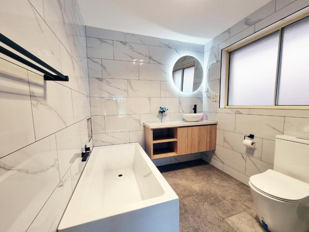 Spacious 5 bedrooms house photo 2
