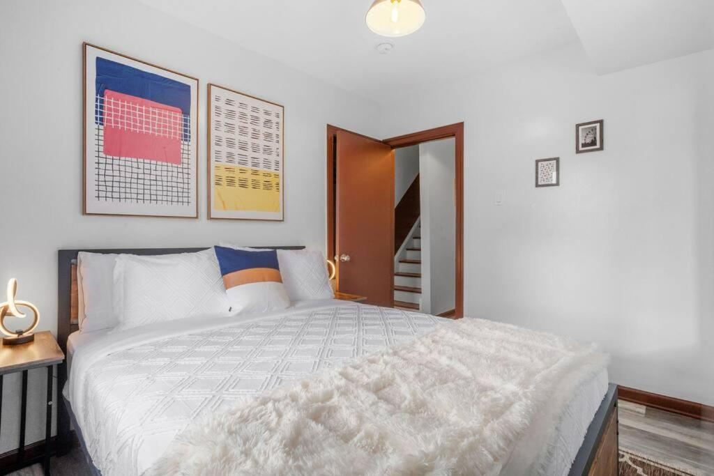Renovated 6BR 2BA AC home and Game Room - Tap to explore photos