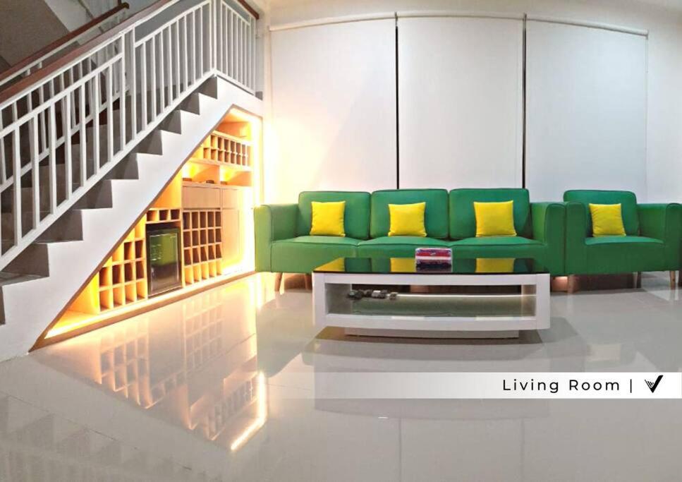 Palm Spring Batam 3 Bedroom - Tap to explore photos