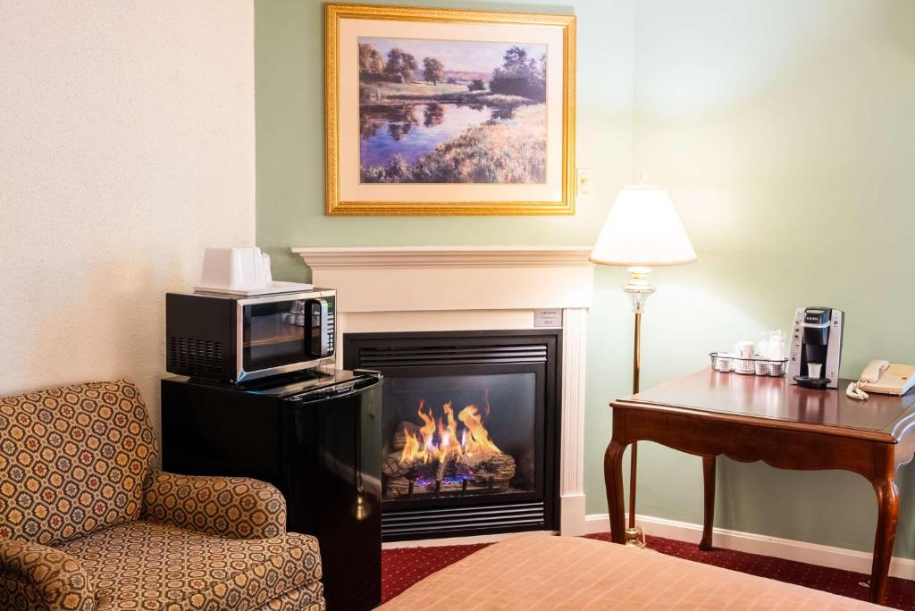 Fireside Inn & Suites Bangor image