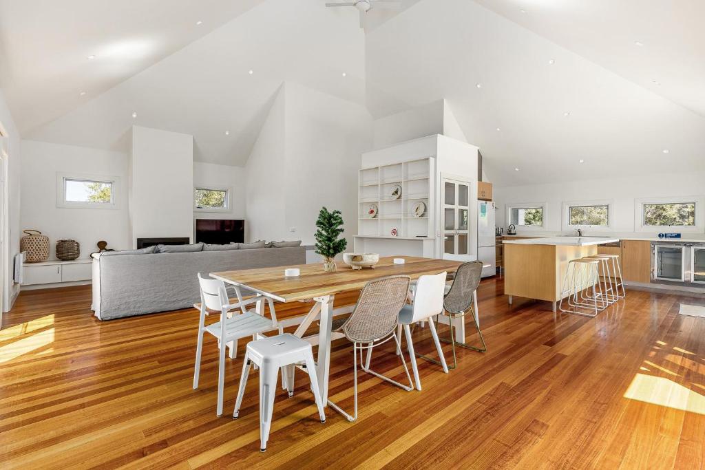 Idyllic Beach House Blairgowrie - 100m to Foreshore, 700m Walk to Village photo 4