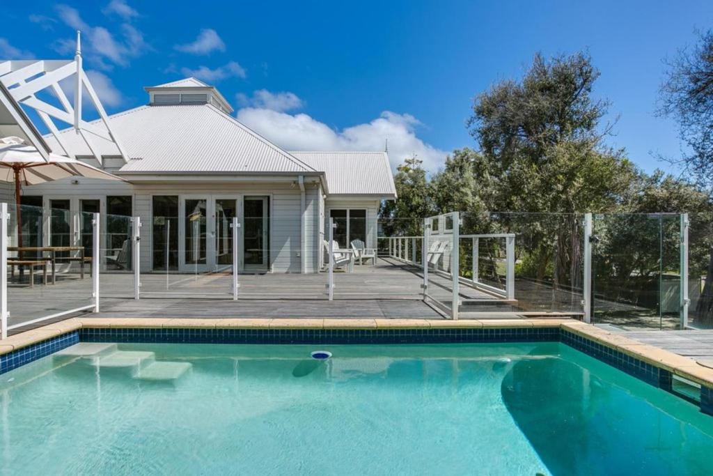 Idyllic Beach House Blairgowrie - 100m to Foreshore, 700m Walk to Village photo 2
