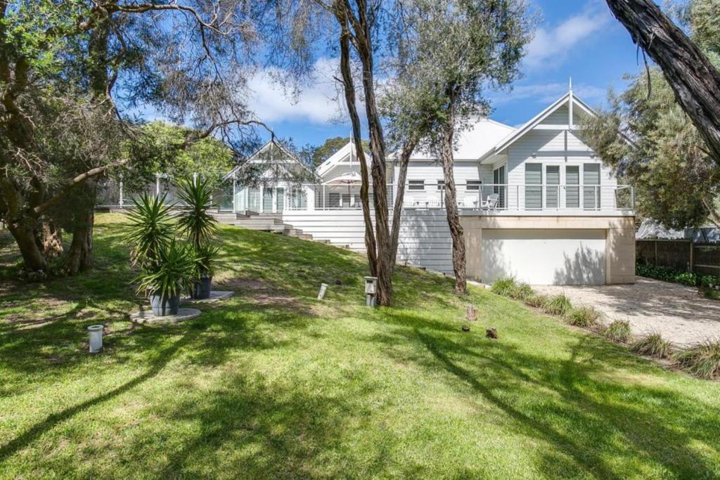 Idyllic Beach House Blairgowrie - 100m to Foreshore, 700m Walk to Village photo 3