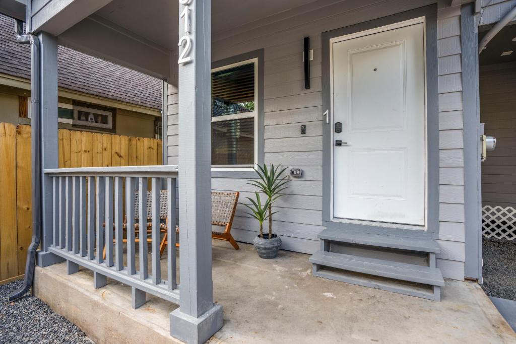 HTX Ultra Chiic Suite #1 - Tap to explore photos