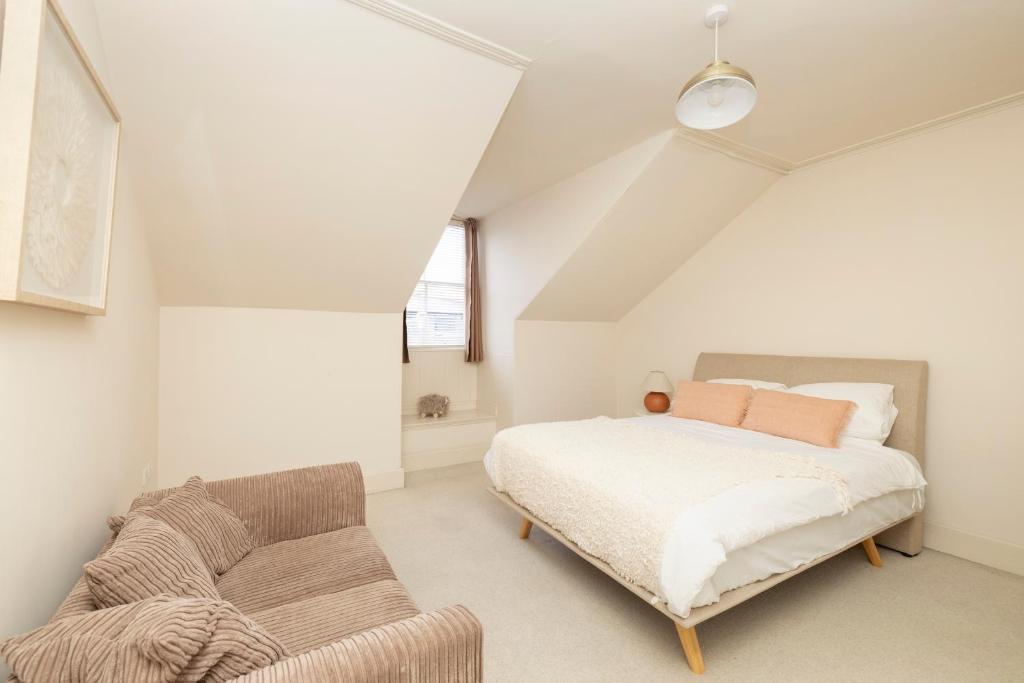 JOIVY Exclusive house with free parking - Tap to explore photos
