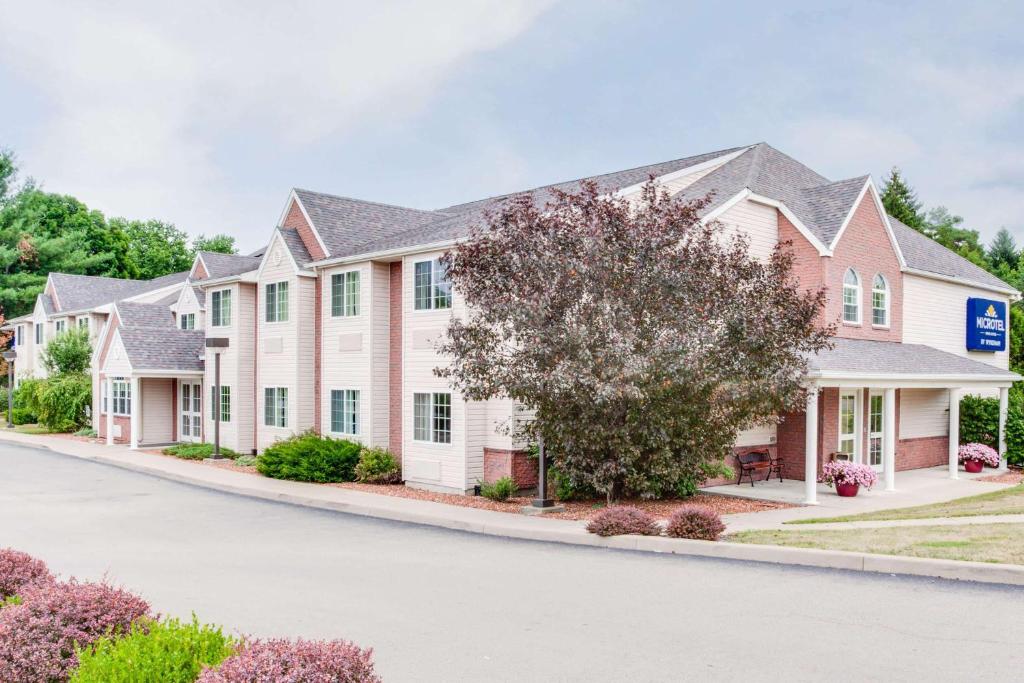 Microtel Inn & Suites by Wyndham Olean/Allegany image