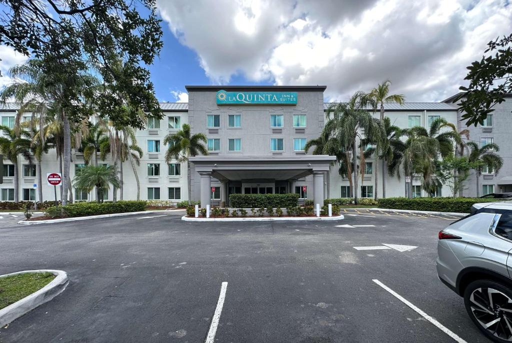 La Quinta Inn & Suites by Wyndham Sawgrass image