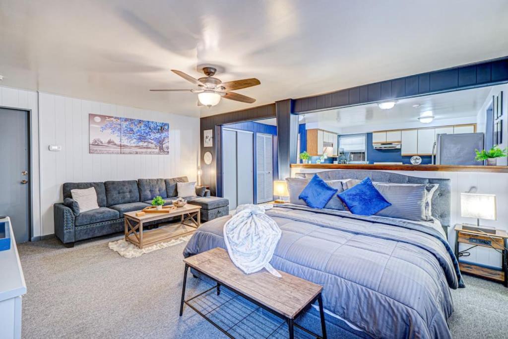Remodeled Studio Condo Family Friendly Area image