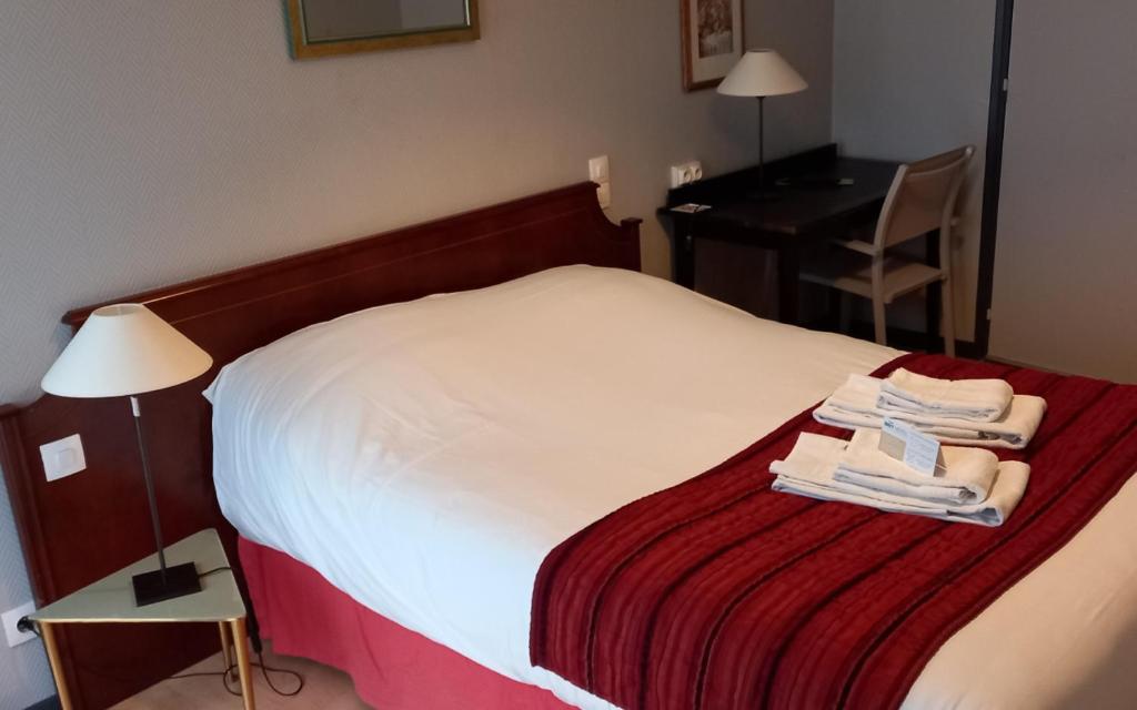 Brit Hotel Les Comtes de Champagne Centre Historique - Tap to explore photos