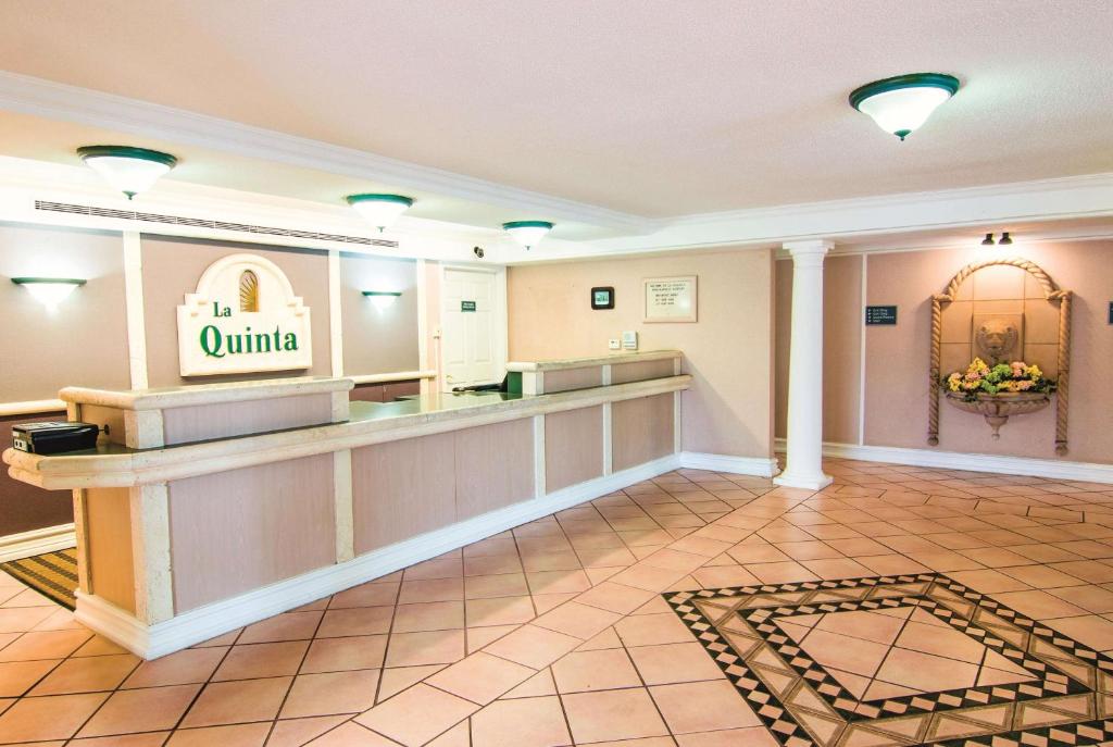 La Quinta Inn by Wyndham Indianapolis Airport Lynhurst image