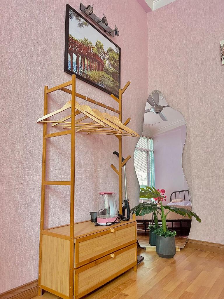 Happy Old House 1738