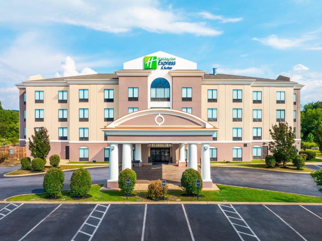 Holiday Inn Express & Suites Newport S, an IHG Hotel image