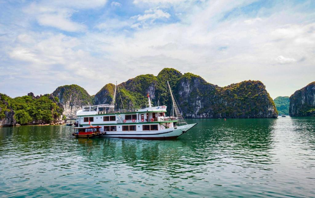 Venezia Boutique Cruises - Catba island