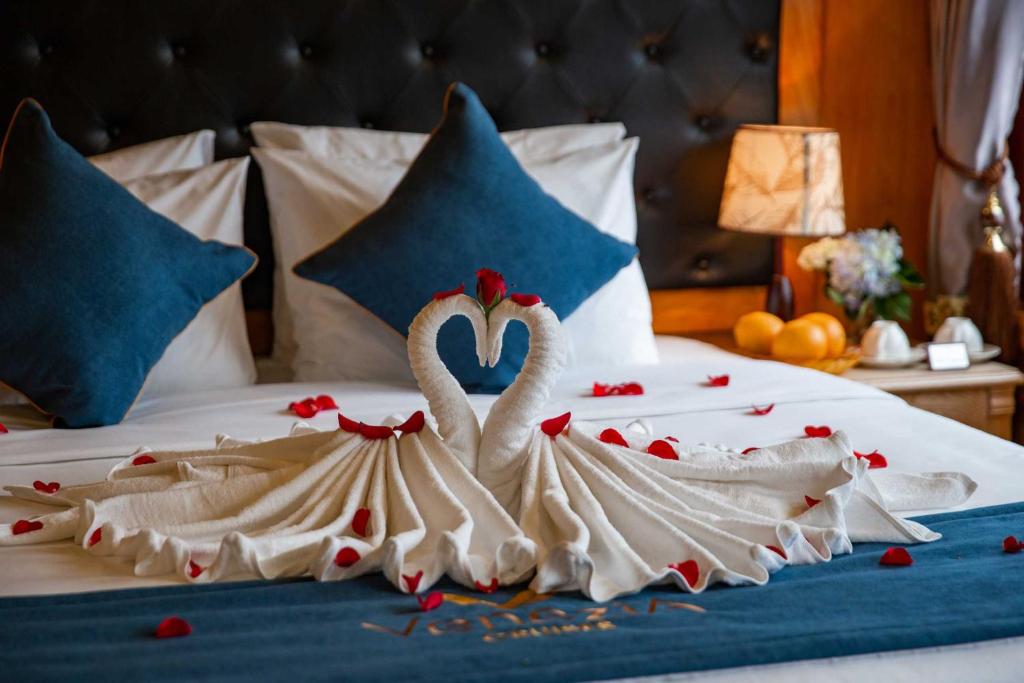 Venezia Boutique Cruises - Catba island