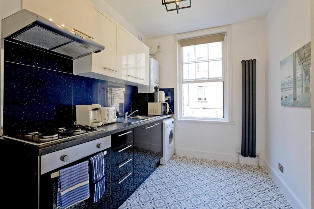 Imperial Balfe Street Apartment - Tap to explore photos