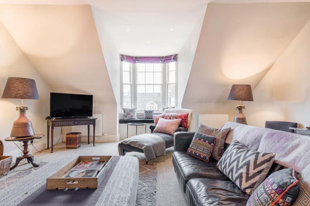 Super Central - Georgian Double Upper Flat with Castle Views in New Town - Tap to explore photos