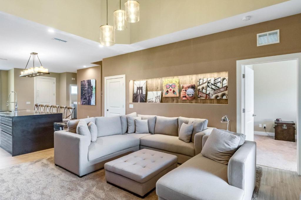 4 Bedroom-4,5 Baths- Magic Village Views 3069 Rw image