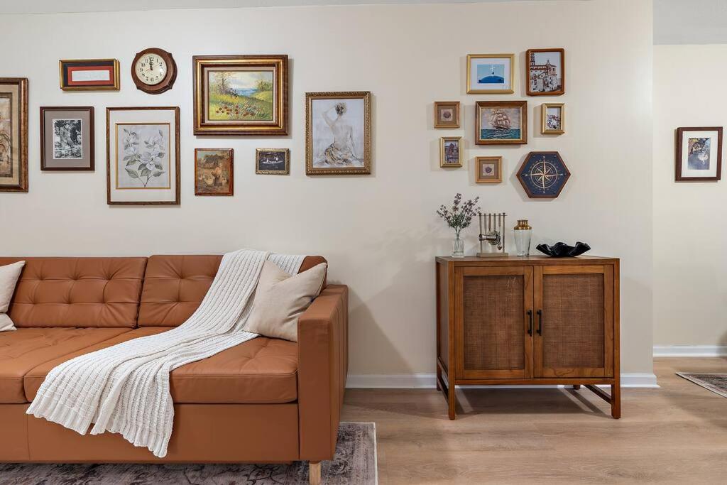 St Paul Speakeasy with King Bed image