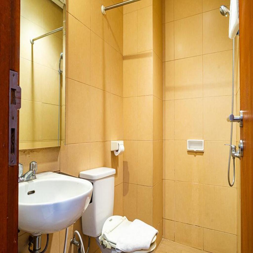 RedDoorz Plus at Blue Pacific Blok M Room Type - Standard Double Room