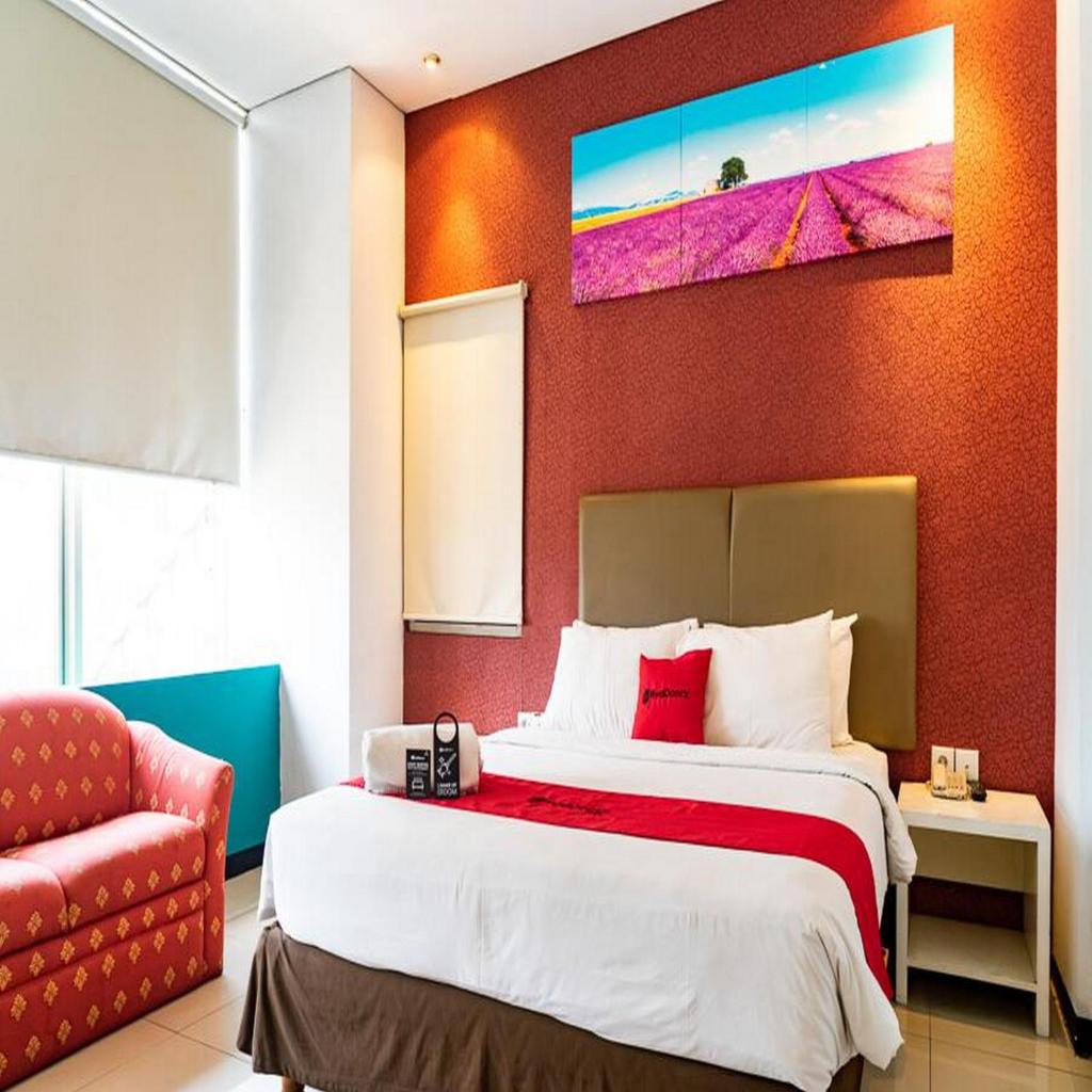 RedDoorz Plus at Blue Pacific Blok M Room Type - Deluxe Twin Room
