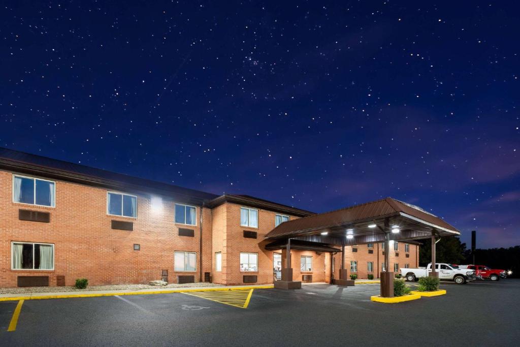 Super 8 by Wyndham Fairmont image