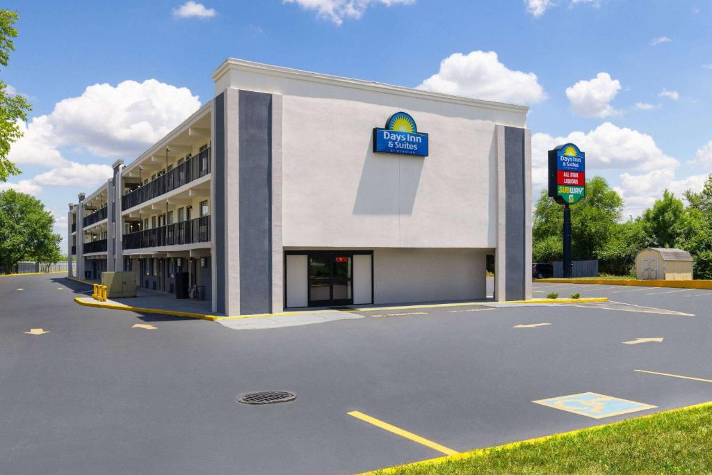 Days Inn & Suites by Wyndham Indianapolis Airport East image