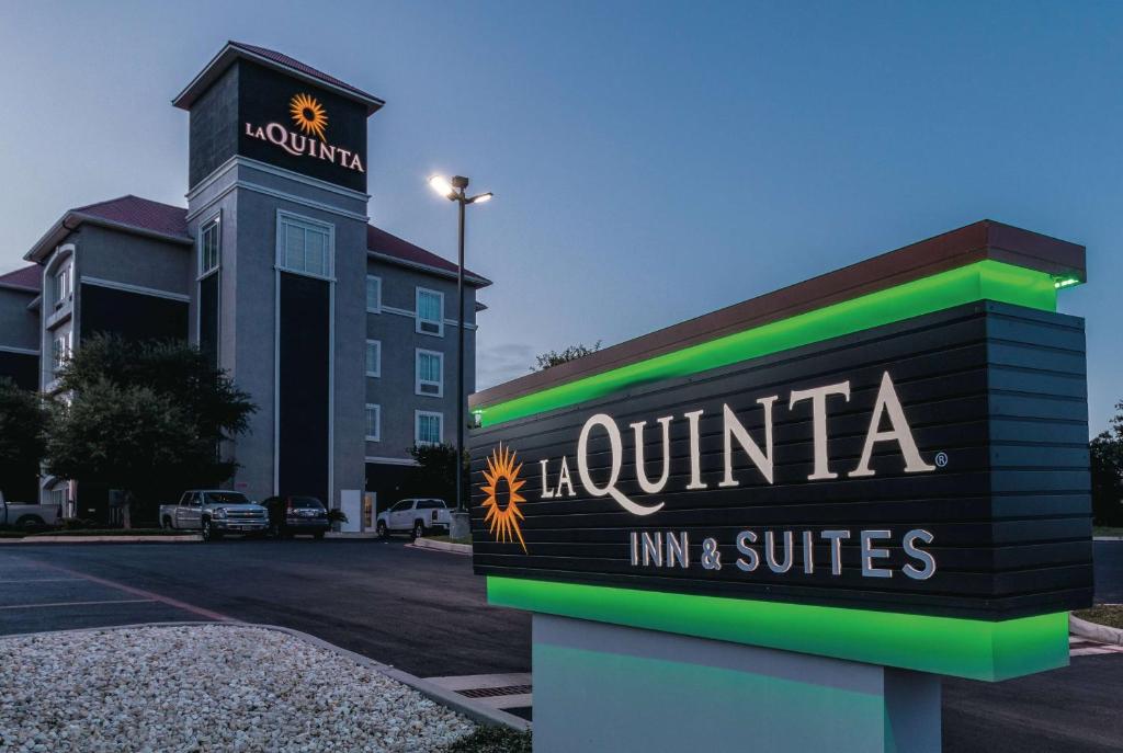 La Quinta Inn & Suites by Wyndham San Antonio Northwest image