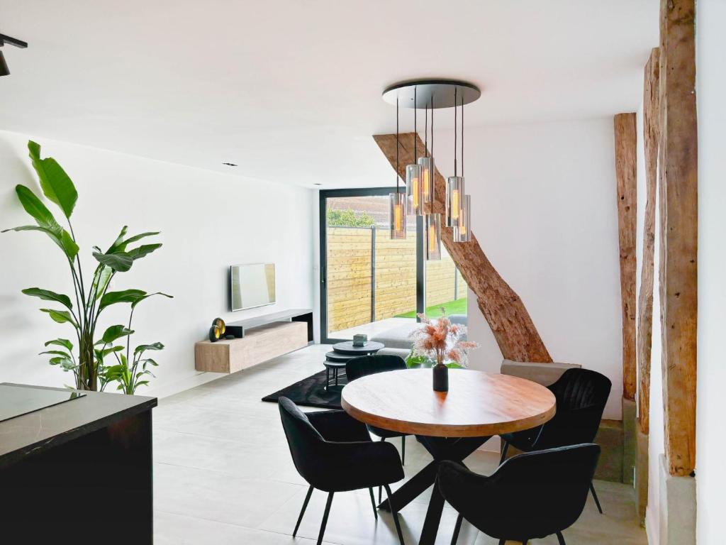 Charming Authentic Home with Garden photo 3