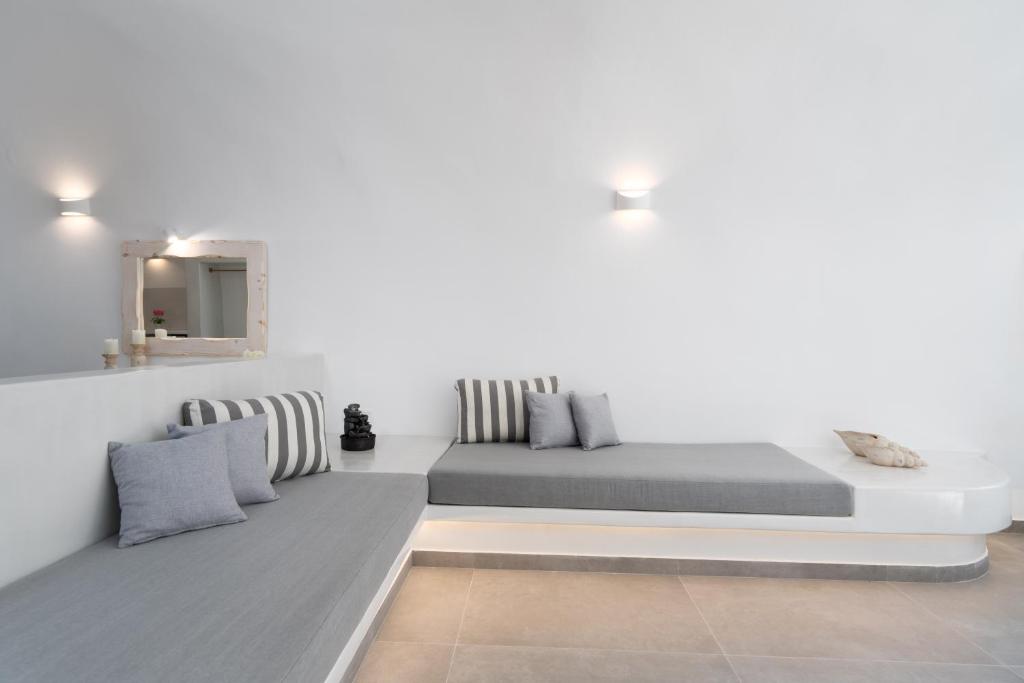 NEW Yiota Collection 4 Suites & 4 Prive Jacuzzi - Tap to explore photos