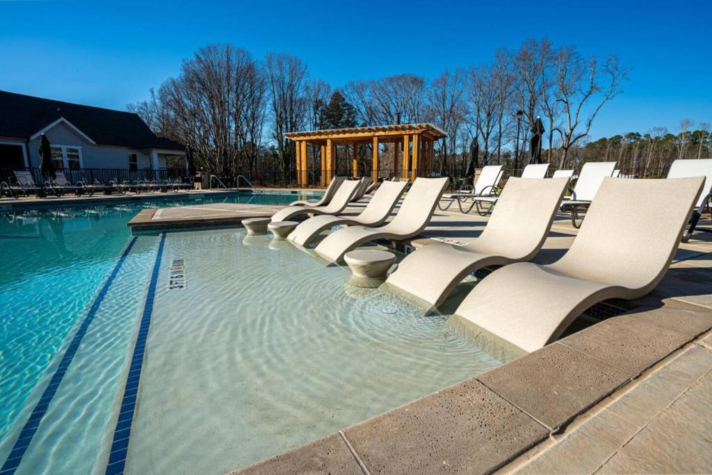 Serene, New Apt, Pool, Long Stays image