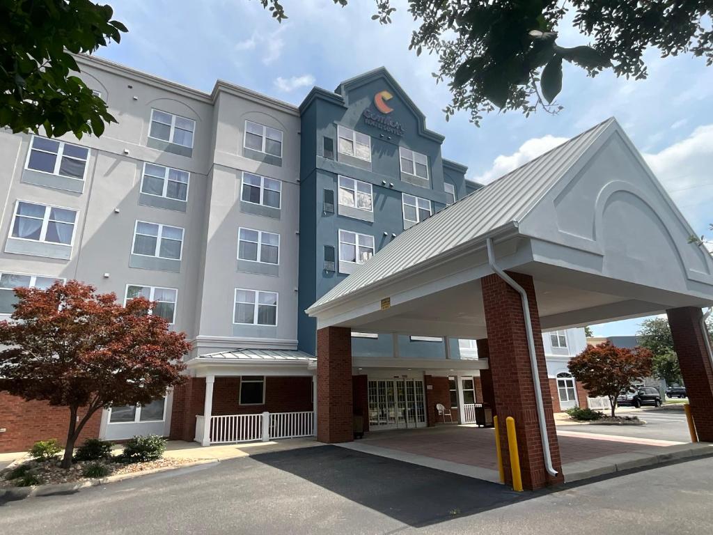 Comfort Inn & Suites Virginia Beach - Norfolk Airport image