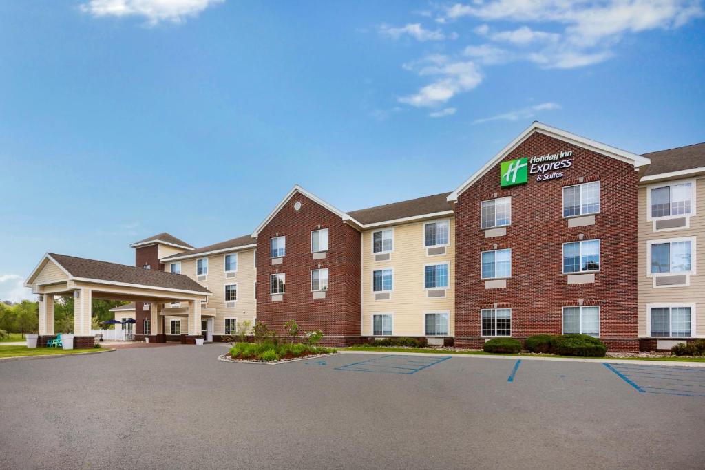Holiday Inn Express Hotel & Suites Acme-Traverse City, an IHG Hotel image