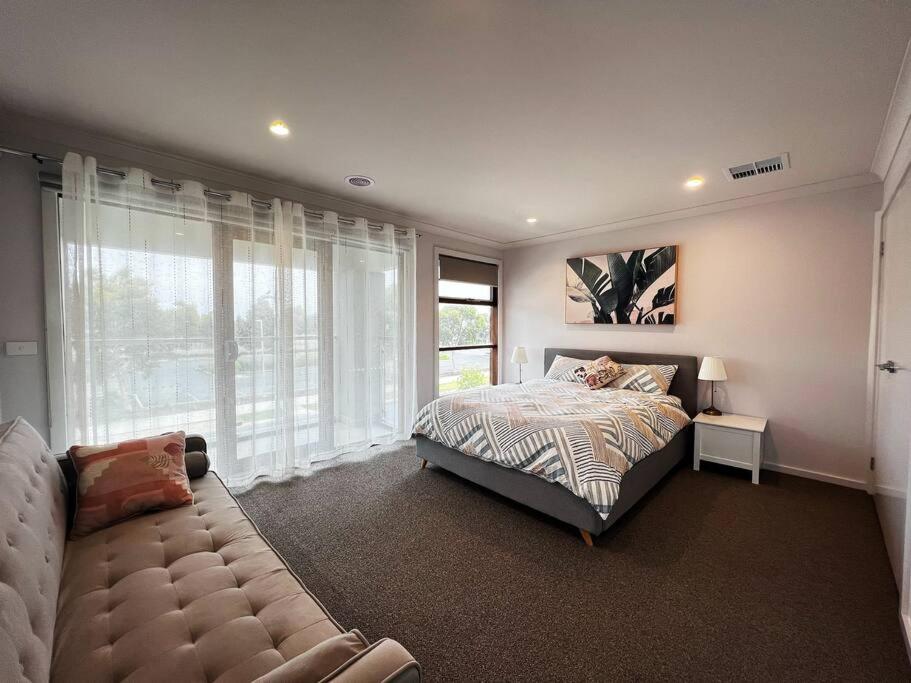 7 bedrooms double storey Home photo 1