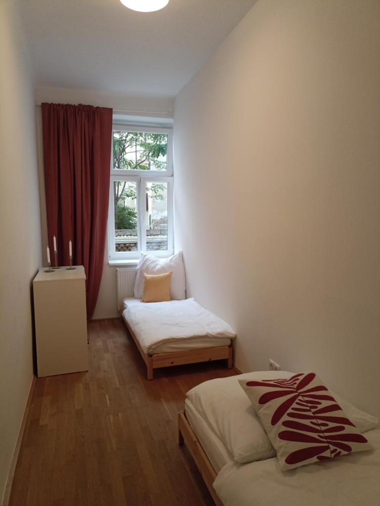 Spacious apartment near Central Train Station - Tap to explore photos