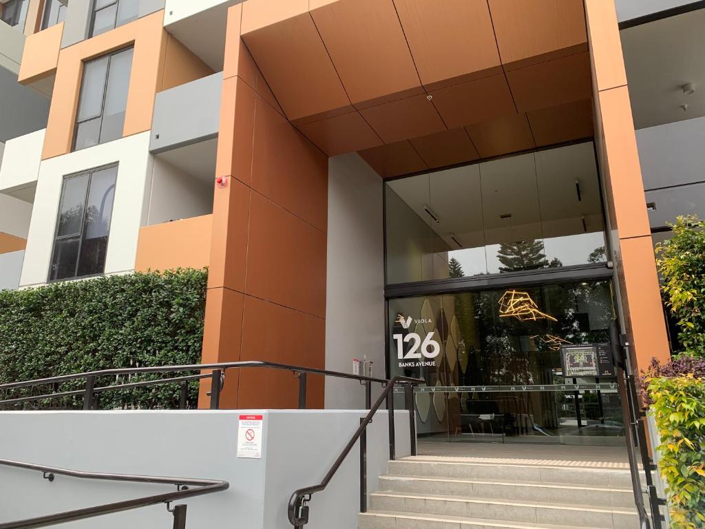 Amazing 1 Bedroom Apt with Large living & extra sleeping space -up to 5 ppl Plus Gym Jacuzzi Spa Pool Sauna and Garden with BBQ photo 3