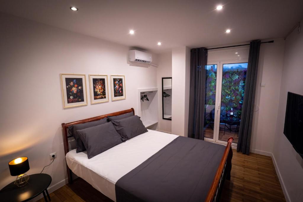 My Secret Garden rooms - Apartment with 2 private rooms, separate baths and balcony garden, Athens