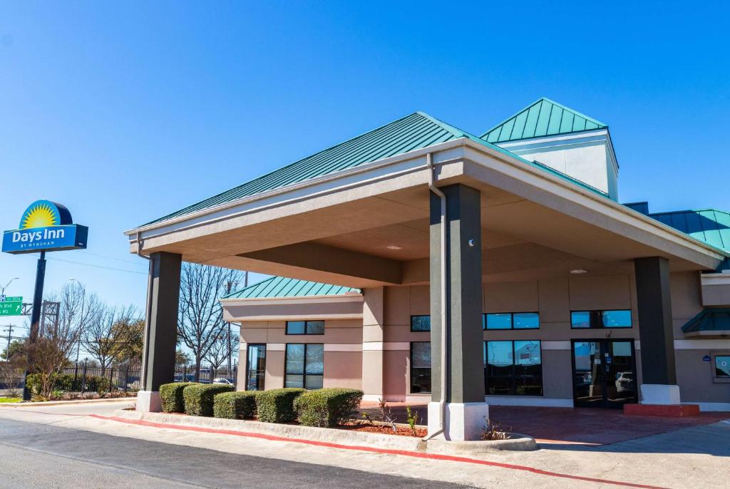 Days Inn by Wyndham Central San Antonio NW Medical Center image