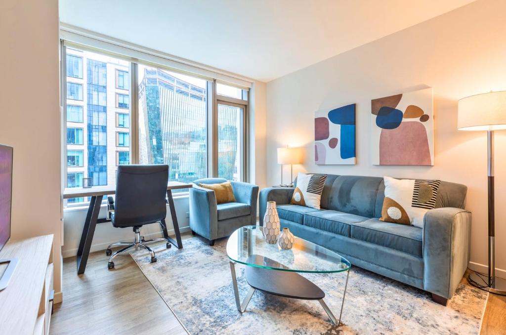 Gorgeous Apt with Pool Views - ALX-1118 image