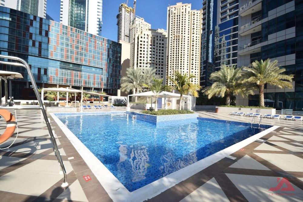 Cozy Marina View Apartment with Modern Gym & Pool, Steps to Beach & Metro photo 1
