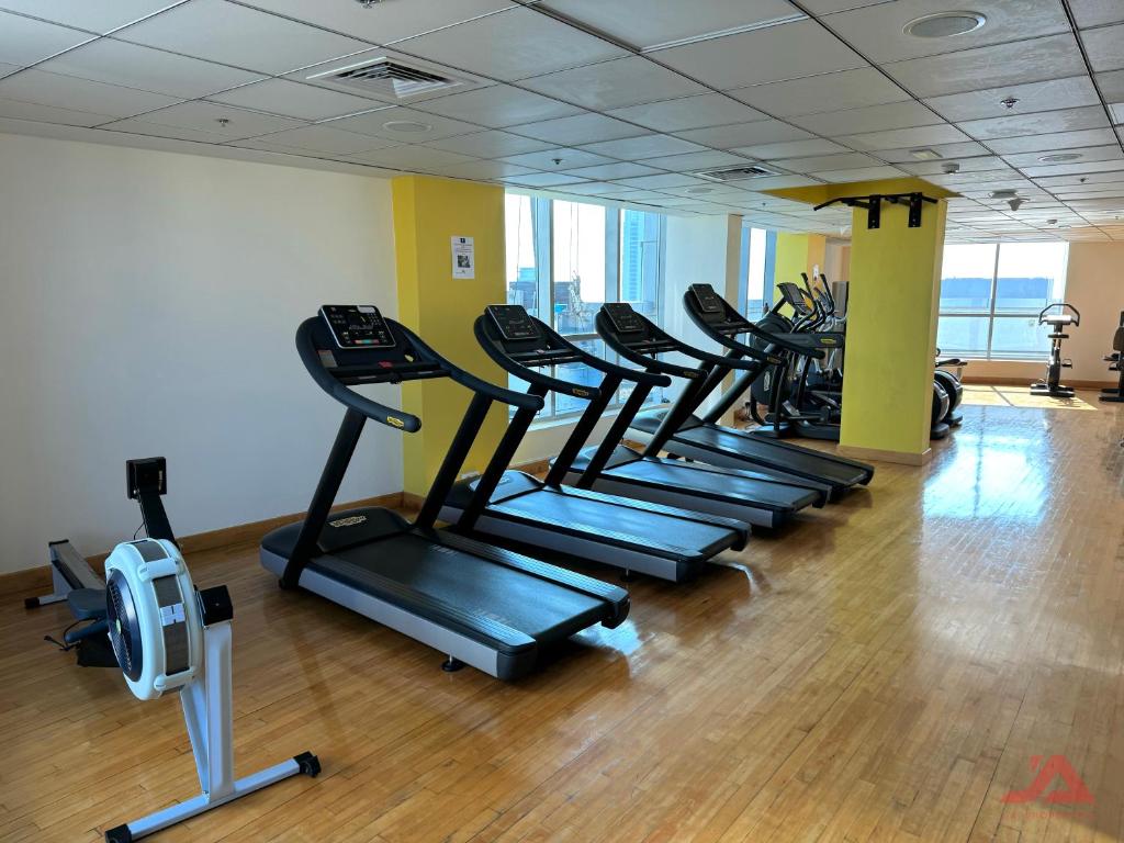 Cozy Marina View Apartment with Modern Gym & Pool, Steps to Beach & Metro photo 4