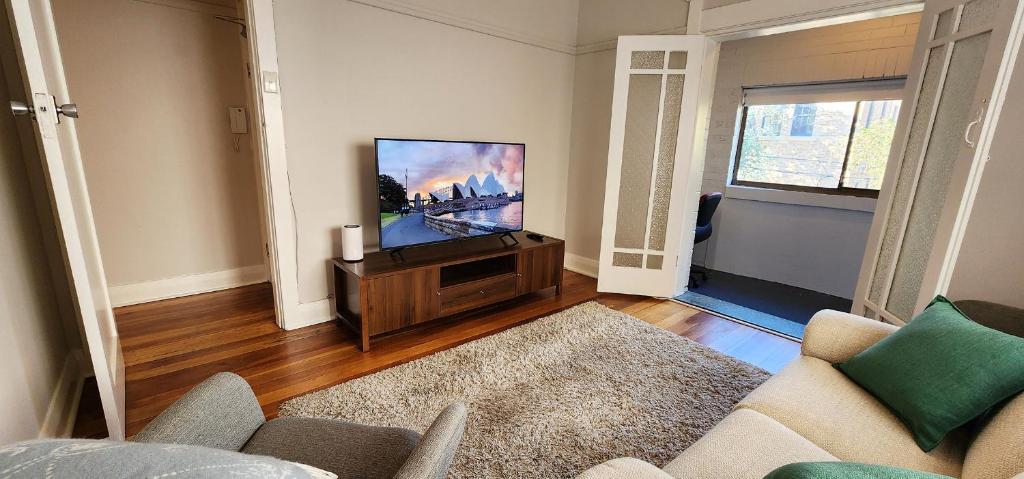 Vibrant location, steps to Enmore Road & King Street photo 2