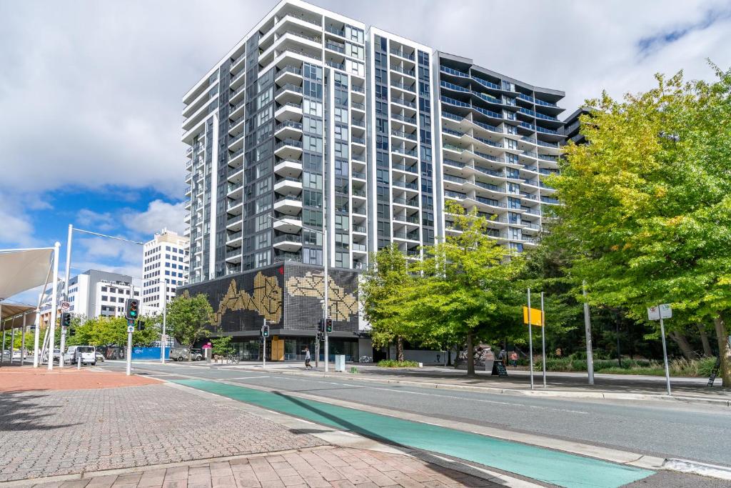 Lovely 2BR Apartment w free parking on premises - Tap to explore photos