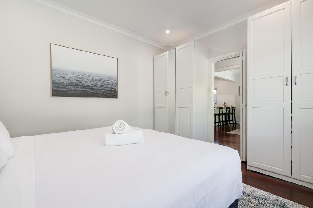 Guildford Cottage Swan BnB Management - Tap to explore photos