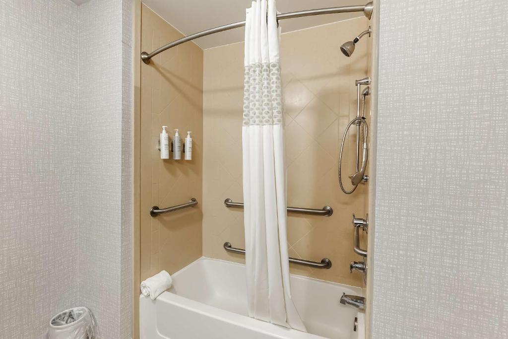 Hampton Inn Atmore - Tap to explore photos