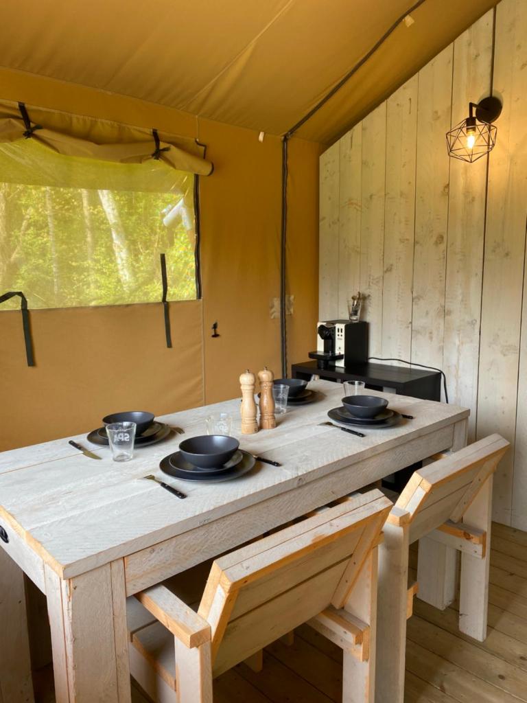 Glamping tent in oase van groen - Tap to explore photos